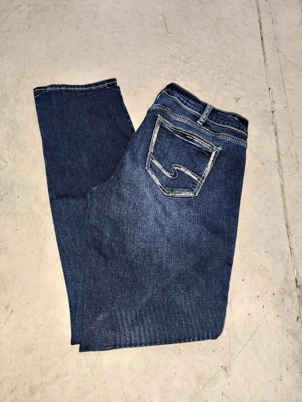 Silver Jeans Co. Elyse Mid Rise Straight Leg Jeans. Elyse Mid Rise Straight Leg